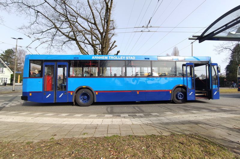 Rondrit met museumbussen door Arnhem